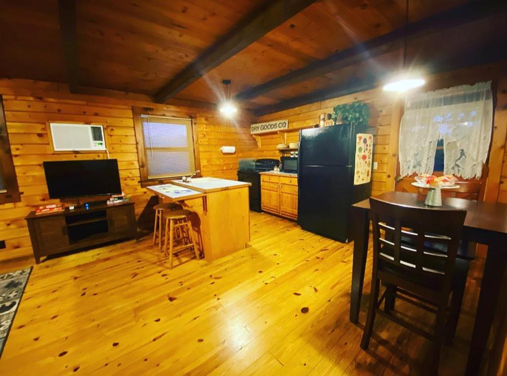 Cozy Cabin At Bear Mountain Log Cabins Юрека Спрингс Екстериор снимка