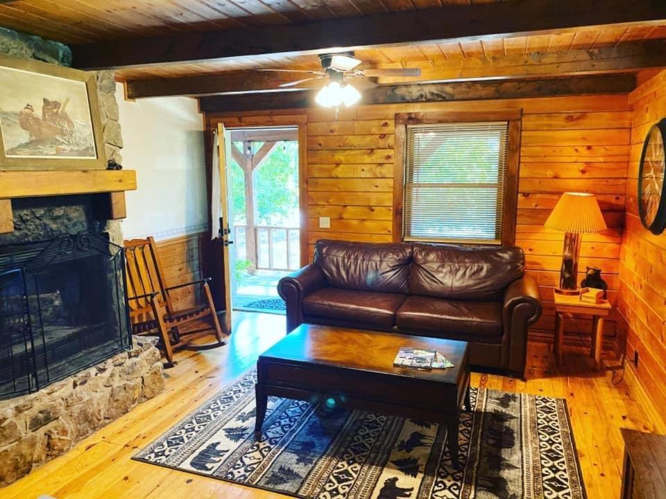 Cozy Cabin At Bear Mountain Log Cabins Юрека Спрингс Екстериор снимка